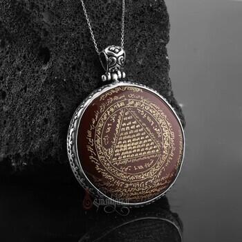 Ayetel Kürsi, Fatiha, İhlas, Felak, Nas Ayetleri ve 66 Allah'ın İsimleri Yazılı Özel Vefk Akik Taşı Kolye - Osmanlı Pazar