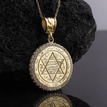 Beyaz Zirkon Taşlı Altın Kaplama Gümüş El Yazısı Mührü Süleyman Kolye - Osmanlı Pazar