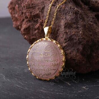 Fetih Suresi İlk Üç Ayet Pembe Kuvars Doğal Taşlı Altın Kaplama Gümüş Kolye - Osmanlı Pazar