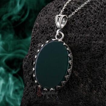 Zümrüt Yeşili Akik Taşı Oval Kesim İşlemeli 925 Ayar Gümüş Kolye - Osmanlı Pazar